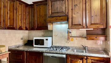 Kühlschrank, Mikrowelle, Ofen, Geschirrspüler