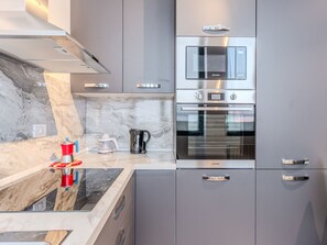 Fridge, oven, dishwasher, cookware/dishes/utensils