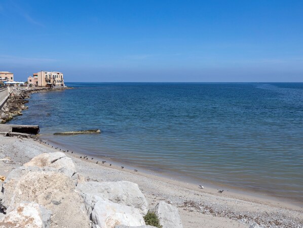 Una spiaggia nelle vicinanze