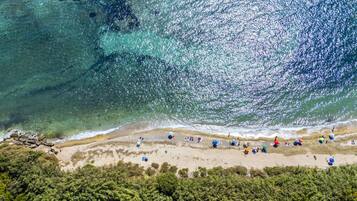 Una spiaggia nelle vicinanze
