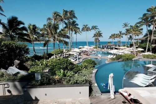 Aloha Surf Condo - Private Deck - Pool - E-bikes