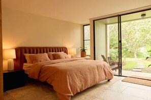 Escritorio, cuna de viaje, wifi gratis y ropa de cama 