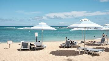 沙滩椅、沙滩毛巾