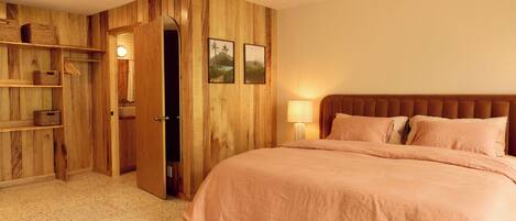 Een bureau, reisbedje, gratis wifi, beddengoed