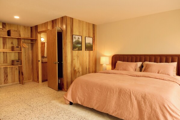 Escritorio, cuna de viaje, wifi gratis y ropa de cama 