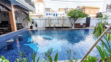 Innendørsbasseng og utendørsbasseng