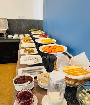 Päivittäinen buffetaamiainen (5 USD per henkilö)