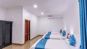 Habitación triple Deluxe | Caja de seguridad en la habitación, escritorio y wifi gratis