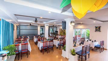 Se ofrece un desayuno bufé (5 USD por persona)