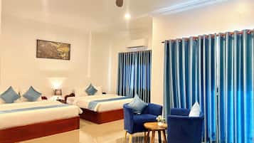 Family Room | In-room safe, desk, free WiFi, bed sheets