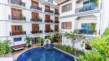 1 habitación, caja de seguridad en la habitación y escritorio