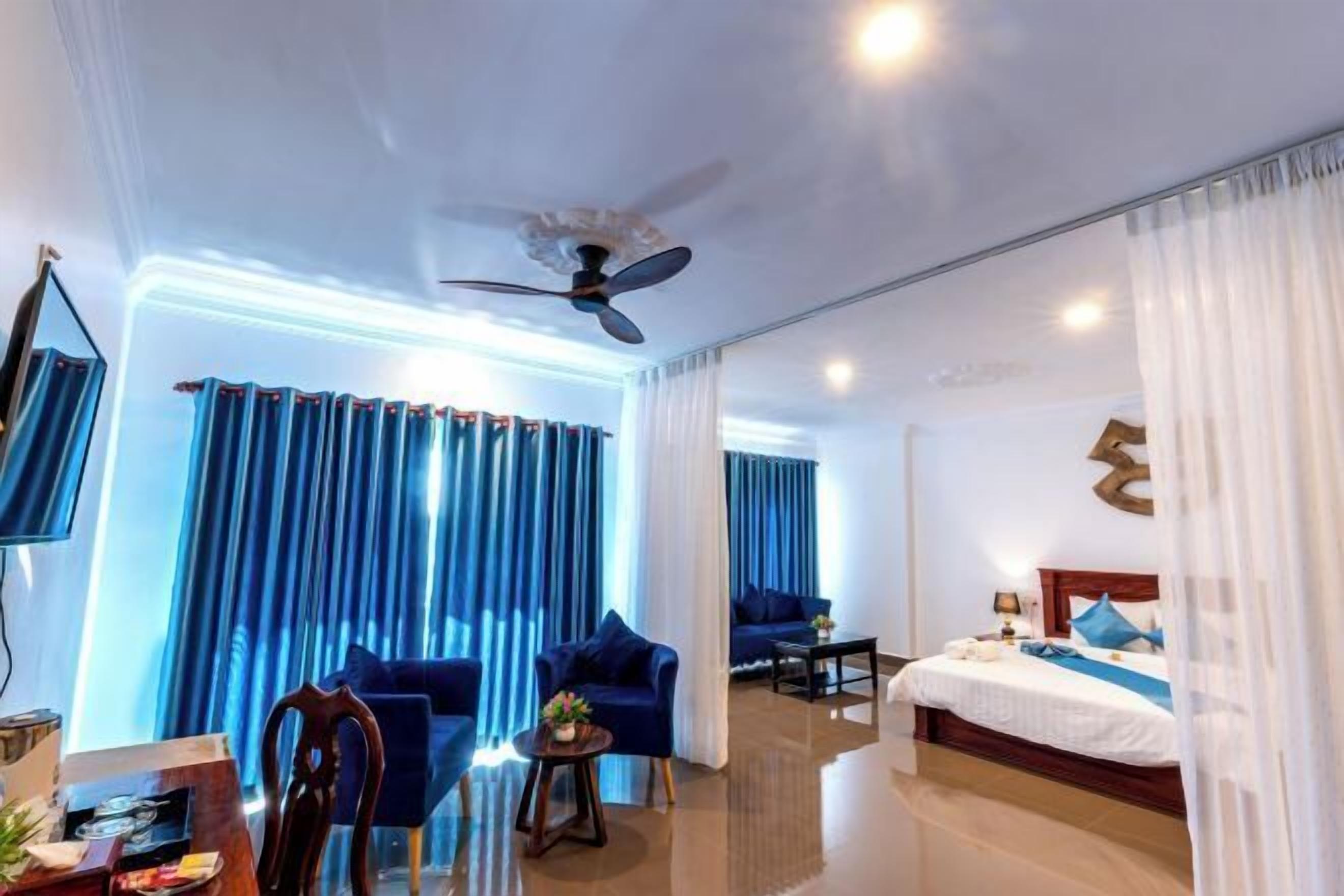 Tallelokero huoneessa, työpöytä, ilmainen Wi-Fi, vuodevaatteet