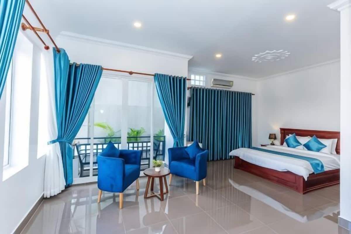 Tallelokero huoneessa, työpöytä, ilmainen Wi-Fi, vuodevaatteet