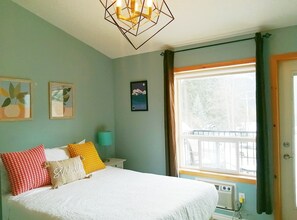 2 soverom, skrivebord, strykejern/-brett og wi-fi