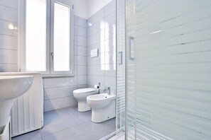 Shower, hair dryer, bidet, towels - GuestHost - Bright apartment that accommodates up to 4 people, with two double bedrooms and two balconies. The accommodation is located in the Torrione district, just 200 meters from the beach, in the immediate vicinity of the center and the seafront, in (Salerno)