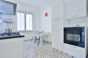 Fridge, oven, stovetop, electric kettle - GuestHost - Bright apartment that accommodates up to 4 people, with two double bedrooms and two balconies. The accommodation is located in the Torrione district, just 200 meters from the beach, in the immediate vicinity of the center and the seafront, in (Salerno)