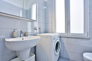 Regadera, secadora de cabello, bidet, toallas 