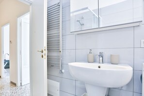 Shower, hair dryer, bidet, towels - GuestHost - Bright apartment that accommodates up to 4 people, with two double bedrooms and two balconies. The accommodation is located in the Torrione district, just 200 meters from the beach, in the immediate vicinity of the center and the seafront, in (Salerno)