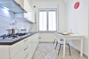 Fridge, oven, stovetop, electric kettle