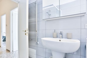 Regadera, secadora de cabello, bidet, toallas 