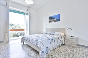 2 bedrooms, iron/ironing board, WiFi, bed sheets - GuestHost - Bright apartment that accommodates up to 4 people, with two double bedrooms and two balconies. The accommodation is located in the Torrione district, just 200 meters from the beach, in the immediate vicinity of the center and the seafront, in (Salerno)
