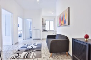 TV - Sea and City - Bright Apartment near the sea (Salerno)