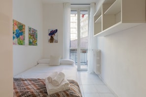 A bedroom with a bed, a window, and a radiator. - GuestHost - Cozy apartment of about 60 sqm located on the second floor of a building without a lift. The accommodation can host up to 4 people and is equipped with all comforts.The property is located in the Navigli district, a lively area, well served b (Milano)
