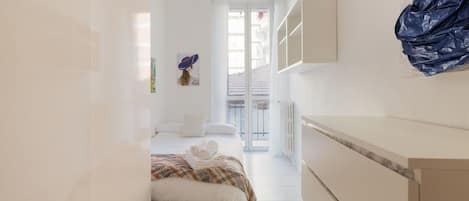 2 habitaciones, escritorio, tabla de planchar con plancha y wifi