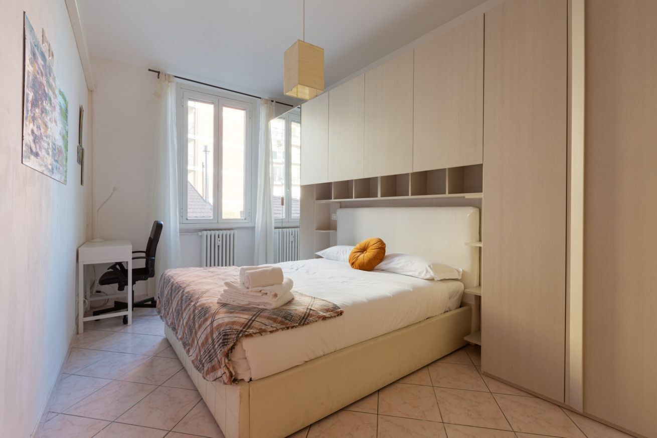 2 bedrooms, desk, iron/ironing board, WiFi