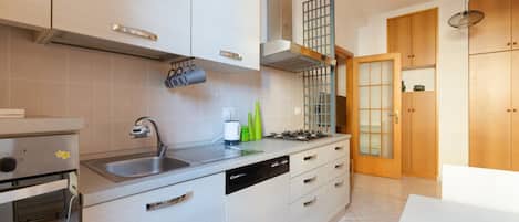 Fridge, oven, stovetop, dishwasher