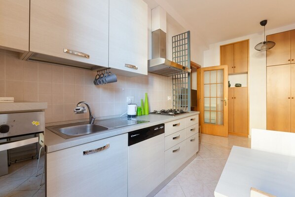 Kühlschrank, Ofen, Herdplatte, Geschirrspüler