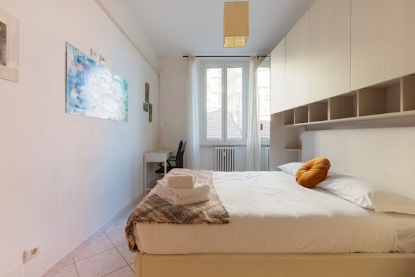 2 bedrooms, desk, iron/ironing board, WiFi