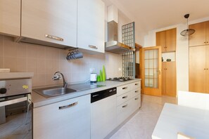 Frigorifero, forno, piano cottura, lavastoviglie