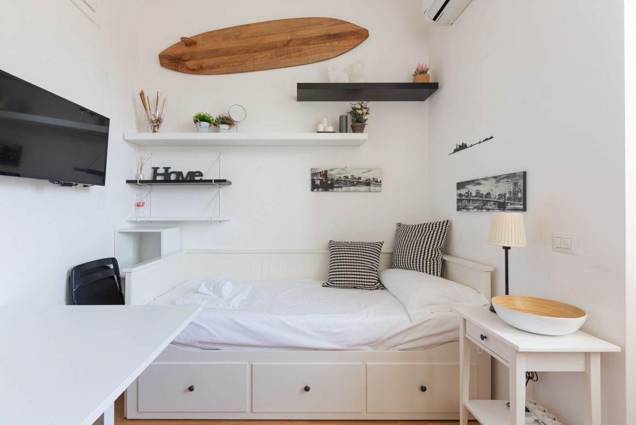 Tabla de planchar con plancha, wifi y ropa de cama 