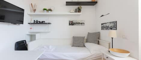 Tabla de planchar con plancha, wifi y ropa de cama