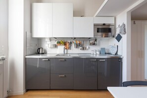 Kühlschrank, Mikrowelle, Herdplatte, Wasserkocher