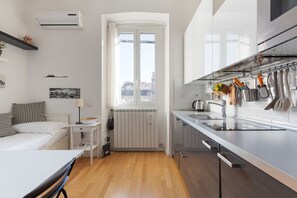 Fridge, microwave, stovetop, cookware/dishes/utensils - MM Tolstoj Apartment - Milano (Milano)