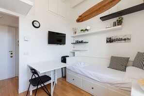 Iron/ironing board, WiFi, bed sheets