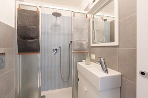 Bruser, hårtørrer, bidet, håndklæder