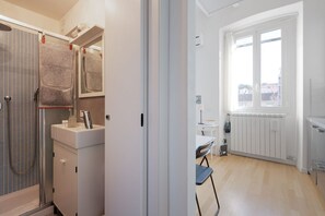 Shower, hair dryer, bidet, towels