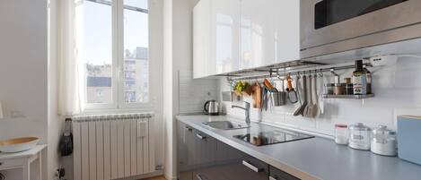 Refrigerador, microondas, parrilla de estufa y utensilios de cocina