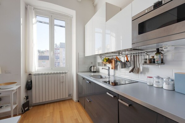 Fridge, microwave, stovetop, cookware/dishes/utensils