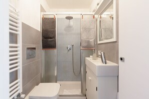 Douche, sèche-cheveux, bidet, serviettes fournies