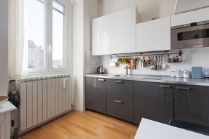 Fridge, microwave, stovetop, cookware/dishes/utensils