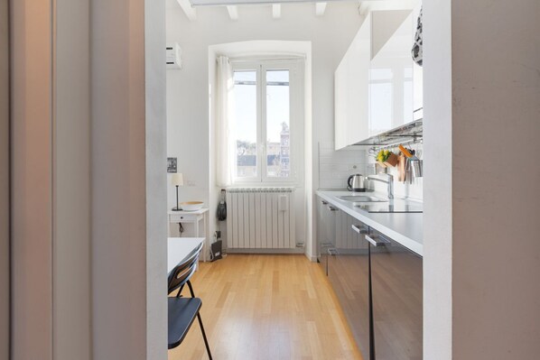 Een koelkast, een microgolfoven, een kookplaat