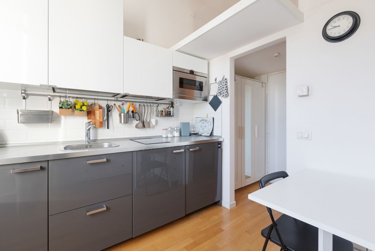 Réfrigérateur, micro-ondes, plaque de cuisson, bouilloire électrique