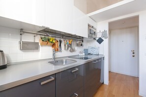 Réfrigérateur, four à micro-ondes, surface de cuisson