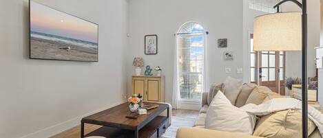 تلفزيون ذكي، مدفأة، كُتُب