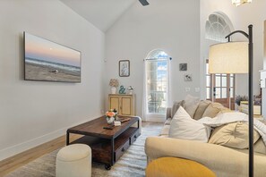 Smart-TV, Kamin, Bücher