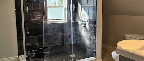 Suihku, hiustenkuivaaja, pyyhkeet, saippua